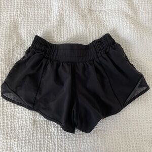 lululemon low rise hotty hot shorts size 0 2.5”